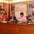 Firma del convenio entre representantes de la Fundación Alimerka, el Ayuntamiento y Acovol.