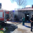 Los bomberos intentan atajar el fuego que asoló dos viviendas y dañó una tercera.