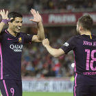 Luis Suárez y Jordi Alba celebran la victoria frente al Granada. PEPE TORRES