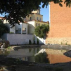 Imagen de la laguna artificial creada junto a la rosaleda del jardín de la Sinagoga.