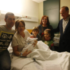 Iván y Natalia, los padres de Diego, junto al resto de la familia en las primeras horas de vida del pequeño.