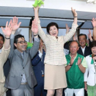 Yuriko Koike celebra su victoria como alcaldesa de Tokio, el domingo 31 de julio