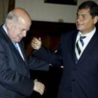 Rafael Correa conversa con José M. Insulza durante la reunión de ayer