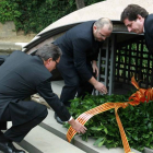 El presidente de la Generalitat, Artur Mas (i), realiza su ofrenda floral ante la tumba del presidente de la Generalitat republicana Lluís Companys en el 73 aniversario de su muerte.