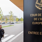 Una mujer se dirige a la entrada de la sede del Tribunal Europeo de Justicia, en Luxemburgo, este lunes.