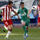Acorán, en el centro, estuvo bien marcado por los rivales imposibilitando que el jugador blanquiazul mostrara su mejor versión frente al Almería.