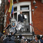 El fundador de WikiLeaks, Julian Assange, en un discurso desde el balcón de la Embajada del Ecuador en Londres el mes de febrero.