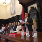 El nuevo alcalde de Astorga, Juan José Alonso Perandones, ayer durante su discurso tras tomar posesión del cargo. JESÚS F. SALVADORES
