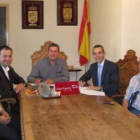 Los alcaldes, el responsable de Caja España y un concejal de IU, durante la firma.