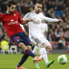 Jesé pugna por el balón con el osasunista Arribas. El delantero del Madrid anotó el gol que suponía el 2-0 para los blancos.