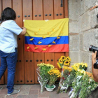 Una ciudadana colombiana coloca una bandera de su país en el portón de la casa del escritor colombiano Gabriel García Márquez, en Ciudad de México, este lunes.