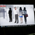 Un ciudadano surcoreano observa un informativo en la televisión que trata sobre la muerte de Kim Jong-nam.