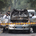 Examinan un coche de la embajada israelí en la India después del atentado.