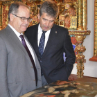 José Luis Calvo e Ignacio Cosidó contemplan la tabla. A. ÁLVAREZ