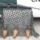 Imagen facilitada por el Seprona del arma incautada y de las piezas de caza