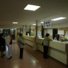 Pacientes a la espera de pedir una cita médica en el ambulatorio de José Aguado.