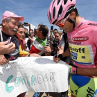 Contador firma autógrafos antes de comenzar la decimoctava etapa.