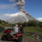 Aldeanos filipinos escapan a un área segura mientras el volcán Mayon entra en erupción.