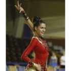 Carolina compone una figura en una competición.