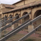 Las vigas apuntalan una de las fachadas de la iglesia de San Lorenzo para evitar su derrumbe.