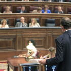 Rajoy se dirige al presidente del Gobierno, ayer en la sesión de control en el Congreso.