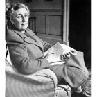 La escritora en su casa; y a la derecha, Agatha Christie en una playa del Pacífico con una tabla de surf