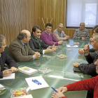 Suárez-Quiñones (tercero por la izquierda), durante la reunión de ayer en la CHD.