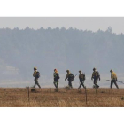 Una brigada contra incendios se dispone a intervenir en un fuego.