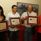 Foto de familia de los tres primeros clasificados del concurso Tape-Arte.