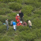 Los dos rescatadores (de rojo), ayer junto a la mujer herida y varios acompañantes.