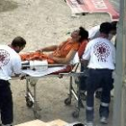 Uno de los trabajadores es introducido en una ambulancia conectado a una mascarilla de oxígeno