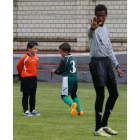 El árbitro agredido Mohamed Mesaud sigue pitando partidos de la cantera leonesa.