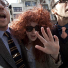 Una manifestante disfrazada de la ex consejera delegada de News International, Rebekah Brooks.