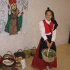 Los niños de infantil ofrecieron cestos con productos típicos al patrón de la diócesis de León