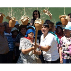 Los mayores disfrutaron con los juegos tradicionales que se celebraron en el polideportivo municipal de Cistierna.