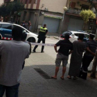 Policías y vecinos en la calle Poeta Punsola, en Mataró.