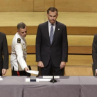 El rey Felipe VI preside junto al 'president' Carles Puigdemont la entrega de despachos de la nueva promoción de jueces, en Barcelona.