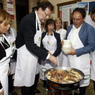 Rajoy ayudó a las mujeres de la asociación de amas de casa del pequeño pueblo de Finestrat.