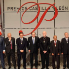 Foto de familia de los galardonados con los premios de Castilla y León con el presiente de la Junta, ayer en la ceremonia de entrega en Valladolid.