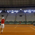 Nadal, durante el entreno de ayer en el Palau Sant Jordi.