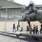 Instalación de la estatua de Franco en la explanada del Born.