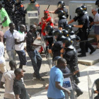Incidentes entre Mossos y senegaleses tras la muerte de un mantero en Salou, el 11 de agosto pasado.