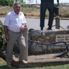 Miguel Martínez Hidalgo posa junto al monumento al labrador de Estébanez de la Calzada