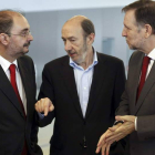 Javier Lambán, Rubalcaba y Marcelino Iglesias, en el plenario del congreso regional del PSOE.