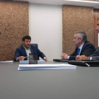 El alcalde, con los representantes bancarios que refinancian créditos. DL