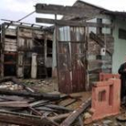 Un hombre permanece situado delante de su casa destruida por «Gustav»