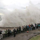 El oleaje golpea con fuerza el Paseo Nuevo de San Sebastián.