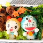 Bolas de arroz caracterizadas como los personajes de dibujos Dorami y Doraemon.