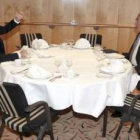 Zapatero conversa con el director gerente del FMI, Dominique Strauss-Kahn, durante su desayuno de tr