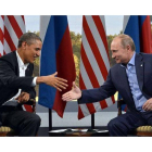 Obama y Putin se saludan durante el encuentro bilateral previo al G-8.